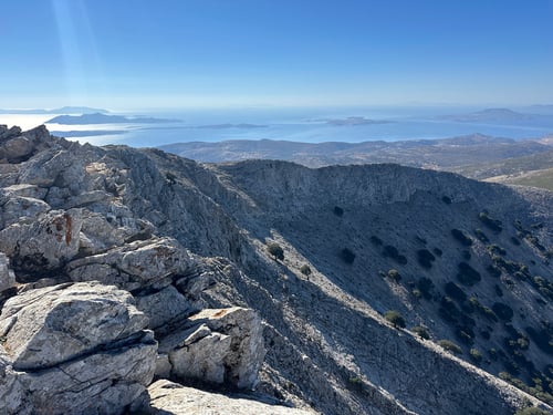 Die Aussicht vom Zeusberg auf die umliegenden Inseln.