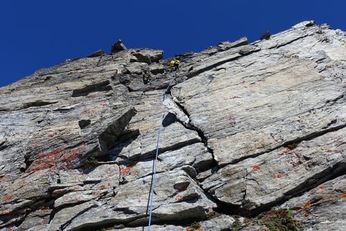 20 Meter genüssliches Klettern. Gut absicherbar mit Friends und Schlingen.
