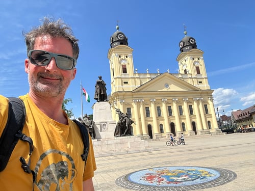 Vor der grossen reformierten Kirche in der Stadtmitte.