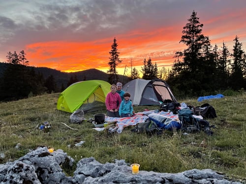 2021:/08: Übernachtung im Nationalpark von Vercors. Eine schönere Abendkulisse kann man sich nicht wünschen. (F/ARA/Darbounouse)