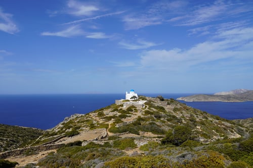 Blick zurück auf das Kirchlein von Ágios Ioánnis.