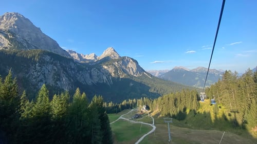 Hoch geht es mit der Ehrwalder Almbahn.