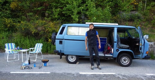 Dominik vor Alois, unserer fahrbaren Unterkunft.