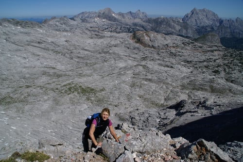 Kletterei zum Gipfel der Schönfeldspitze. Im Hintergrund das steinerne Meer.