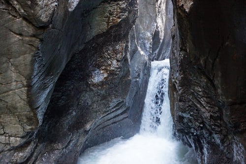 In der Gletscherschlucht bei Rosenlaui.