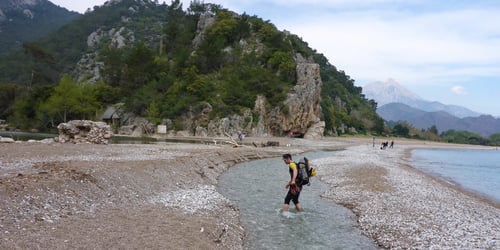 Um zu Fort zu gelangen muss ein Flüsschen durchquert werden.