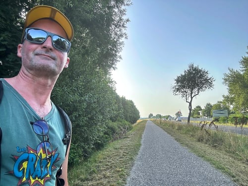 Kurz vor der slowakischen Grenze. Ich folge dem Fahrradweg entlang dem frisch geschnittenen Grasstreifen.