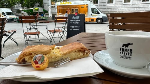 Stärkung in der Bäckerei Holztrattner.