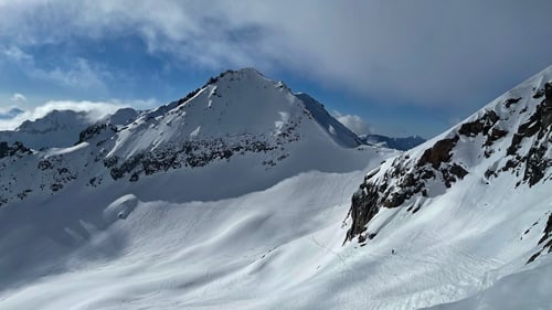 Und los geht es von der Gemsstock-Bergstation. Sandro ist bereits losgefahren...