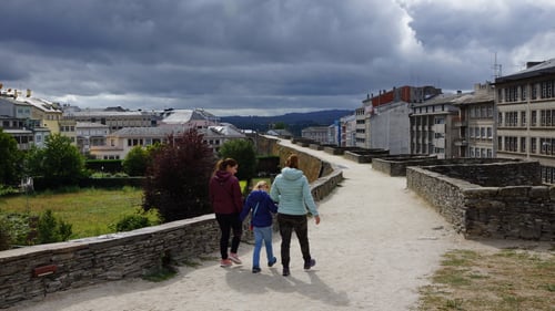 Spaziergang auf der Stadtmauer von Lugo.