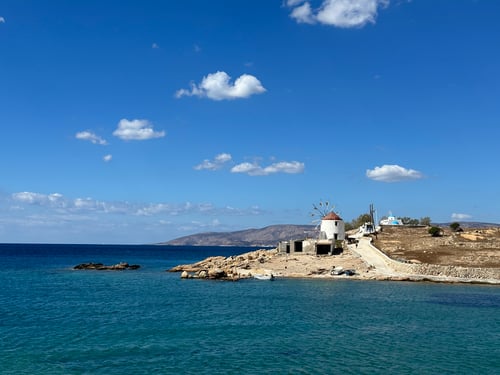 Die alte Windmühle wurde zu einer kleiner Unterkunft umgebaut und kann gemietet werden.