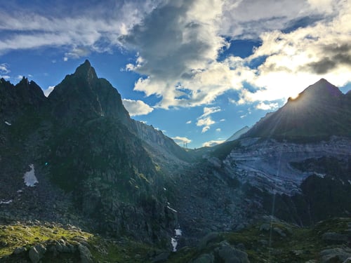 Der Passo Campolungo und der Pizzo del Prévat (links) im Abendlicht.