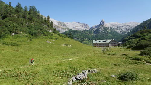Tanja auf der Zielgeraden zum Kärlingerhaus.