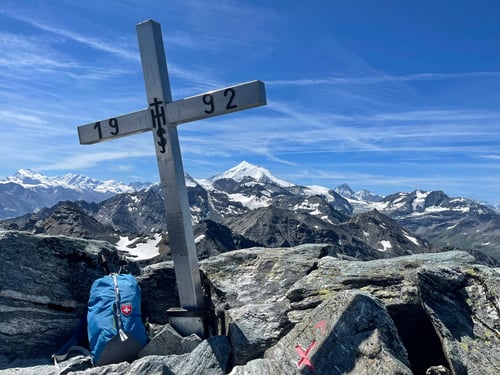 2021/07: Am Gipfel des Schwarzhoru. Im Hintergrund das Weisshorn (CH/VS)