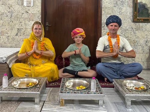 Kochen und Abendessen bei einer indischen Familie