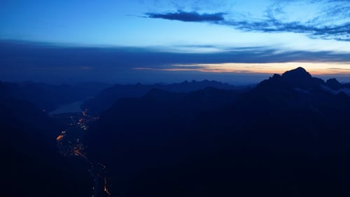 Blick von Unterwegs nach Erstfeld und Schattdorf. Dahinter der Urnersee.