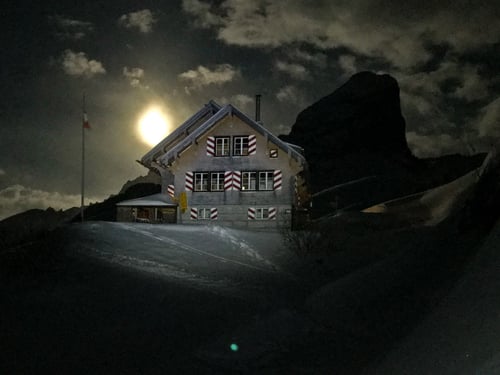 Die Lidernenhütte des SAC Mythen im Vollmondschein.