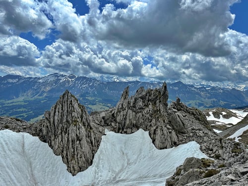 2025/05: Die Felszähne scheinen die Wolken regelrecht aufzuspiessen (CH//LU)