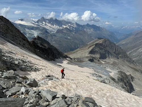 Abstieg über den Nollengletscher zum Stellipass (Bildmitte)