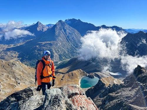 2022/09: Dominik auf dem Sirwoltehorn. Unten der Sirwoltu Weiher (CH/VS)