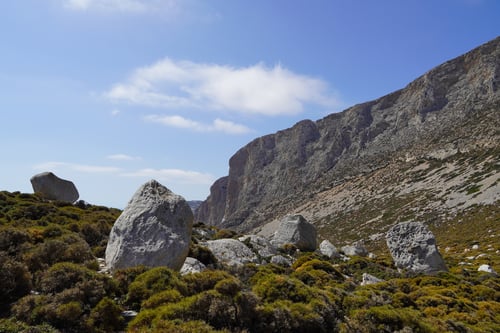 Auf der Pália Stráta. Der Blick zurück lässt das Kloster wie ein Schwalbennest an den Felsen aussehen (Bildmitte).