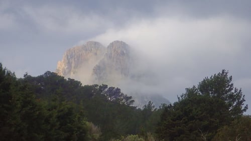 Die Insel Es Vedrà im Nebelkleid