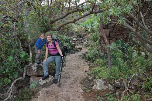 Gute Laune auf dem Weg durch den Kaktusgarten.