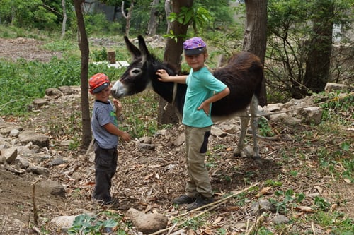 Luca und Emilia mit Cleo.