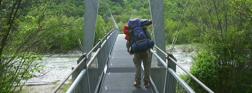 Los geht's - das Gepäck ist alles in den Rucksäcken verstaut. Auf einer der zahlreichen Brücken, auf welchen mann die Maggia überqueren kann.