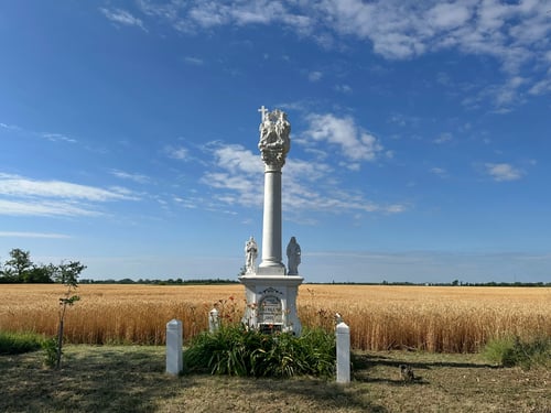 2025/06: Ort des Gedenkens inmitten weitläufiger Kornfelder (HUN)