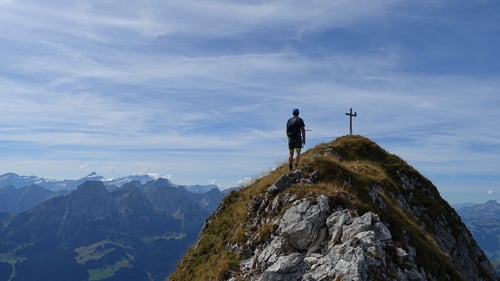 Olli kurz vor dem Gipfelkreuz des Dent de Combette.