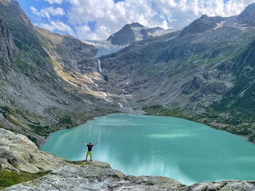 2021/08: Olli mit dem Triftsee und dem immer kleiner werdende Triftgletscher (CH/BE)