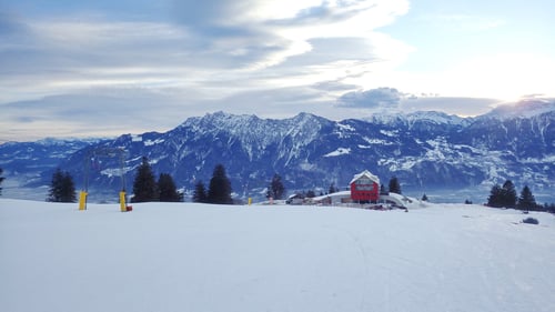 Blick auf den Ausgangspunkt. Das Berghaus Malbun mit dem Skilift.