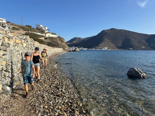 Spaziergang zum Kies- und Sandstrand Maltézi.