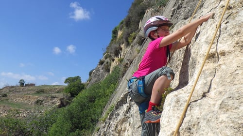 10/2019: Emilia klettert Ihre erste 4b auf der Insel Gozo (MLT)