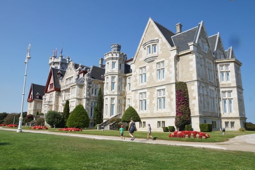 Ehemals die Sommerresidenz der Königsfamilie; heute die Internationale Universität Menéndes Pelayo