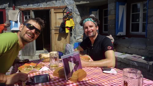 Gut Lachen! Die Alpendudes bei Brennesselspätzli nach erfolgreicher Besteigung und Rückkehr.