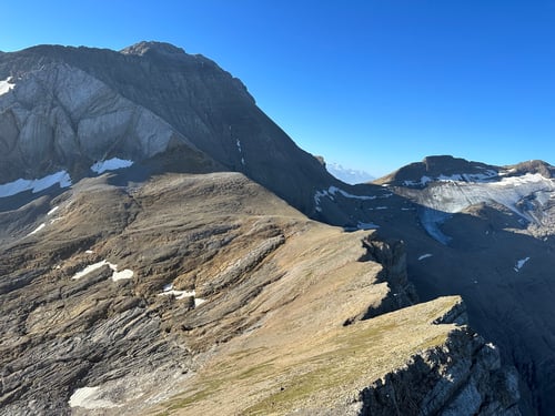 Blick vom Hahneschritthore zum Einschnitt des "Chatzegrabe" (Pt2712), den Westgrat sowie das Wildhorn.