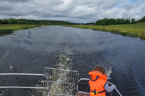 Luca geniesst die Aussicht vom Heck aus.