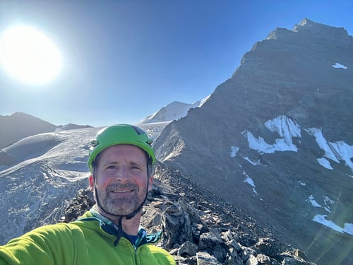 Beim Galenjoch. Im Hintergrund der lange Nordgrat des Dirruhorns.