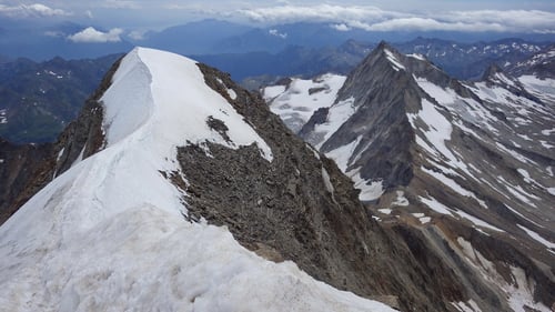 Vor uns der Abstieg über den Südostgrat. Rechts unten der Zwischenbergpass.