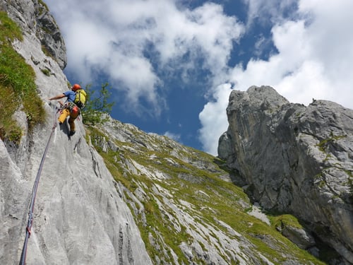 Olli in der Route L’avenue de chamois. Rechts thront der Dent de Ruth.