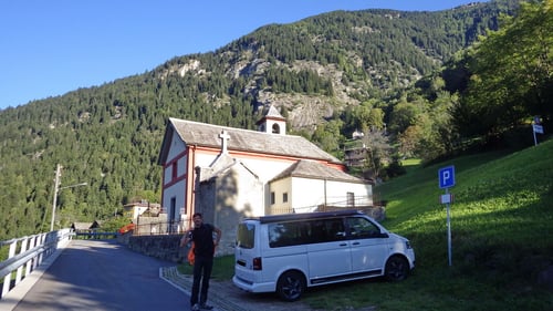 Ausgangspunkt: Die Kirche bei Freggio. Im Hintergrund die Felsplatten der Via del Veterano.