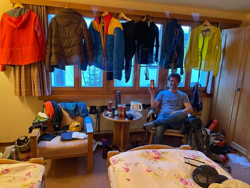 2021/03: So sieht es bei den Skitourengehern am Abend im Hotelzimmer aus!