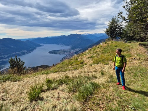 Sonnenstrahlen und Aussicht auf den lang gezogenen Lago Maggiore