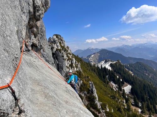 2022/04: Tanja in der 3. SL der Route Südostwand der Kampenwand (D/Bayern/Chiemgauer Alpen)