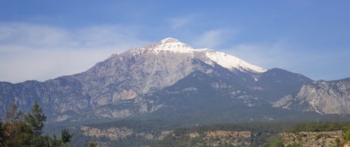 Noch ist der Tahtalı (2365m) schneebedeckt. 