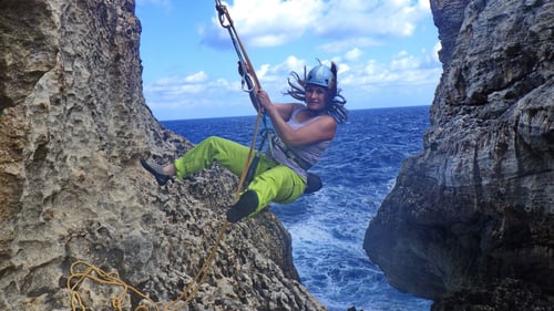 10/2019: Tanja "klettert" an der Wied il-Mielah Arch auf der Insel Gozo (MLT)