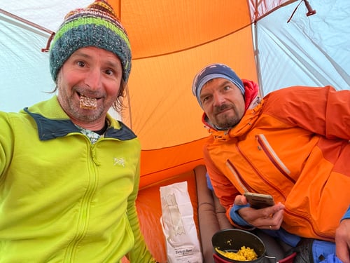 Abendessen im Zelt. Draussen ist es windig und saukalt!