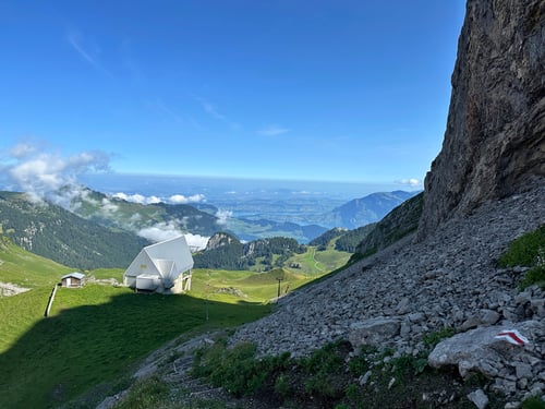 Blick hinunter zu Klewenalp und dem Vierwaldstättersee, unserem Wanderziel.